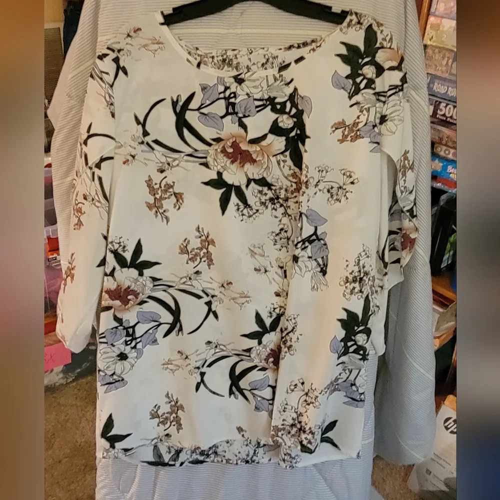 Floral Blouse 2XL Top White Short Sleeve Brand New